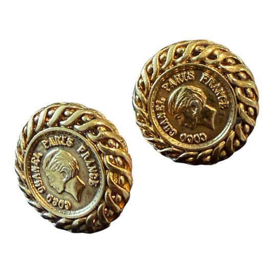 Pendientes de clip de Chanel Paris con medallón de moneda