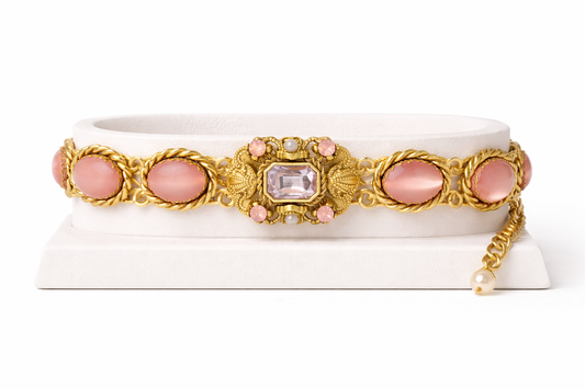 Pulsera llamativa con cabujón rosa de Alemania Occidental vintage | Eslabones ornamentados tono dorado | Glamour de mediados de siglo