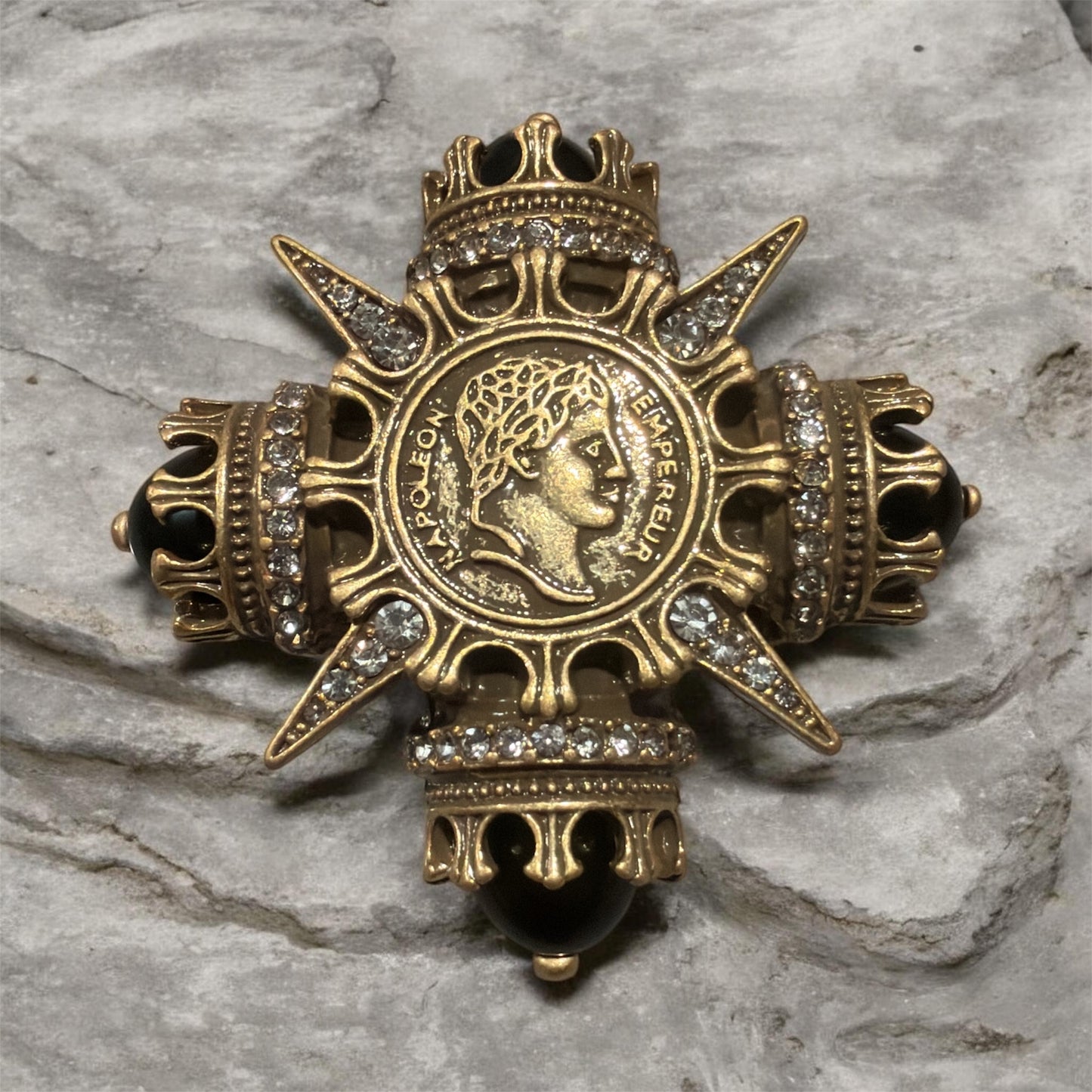 Broche Monet Vintage Napoleón Moneda Cruz de Malta | Broche con Pedrería Tono Dorado Declaración