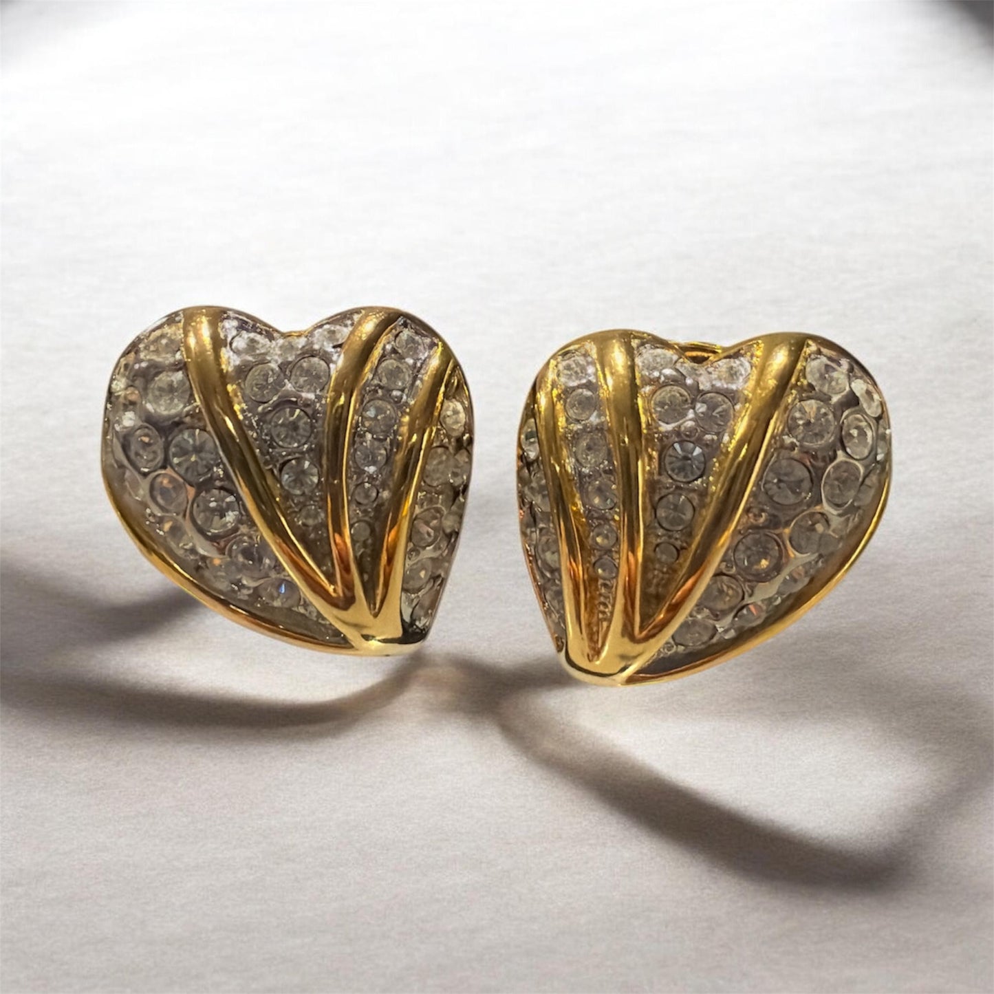 Pendientes vintage Nolan Miller de corazón con diamantes de imitación | Aretes llamativos chapados en oro con cristales