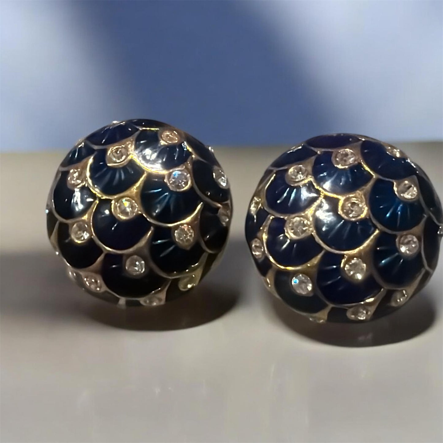 Pendientes tipo domo de esmalte azul marino y pedrería Anne Klein vintage | Aretes llamativos tono dorado